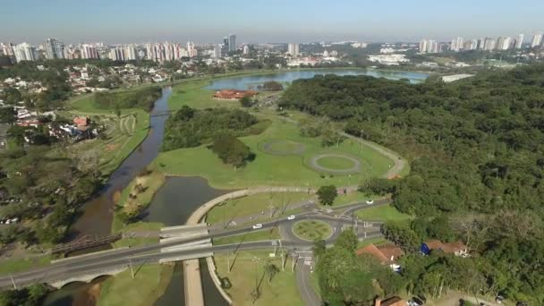 Curitiba, Parana, Brezilya - Temmuz, 2017: Havadan görünümü Barigui Parkı. — Stok video