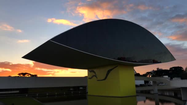 Curitiba, Brazílie - červenec 2017: Timelapse pohled slavného Oscar Niemeyer Museum (aka Mon) v Curitiba, stát Paraná, Brazílie — Stock video