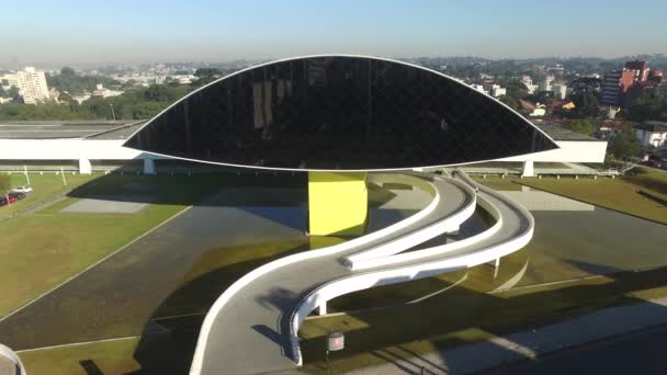 CURITIBA, PARANA / BRASILE - Luglio 2017: Veduta aerea Museo Oscar Niemeyer, Lun . — Video Stock