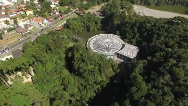 Flygfoto Opera de Arame, kultur och natur på samma ställe, traditionell turist plats i staden Curitiba, delstaten Parana, Brasilien, juli 2017. — Stockvideo