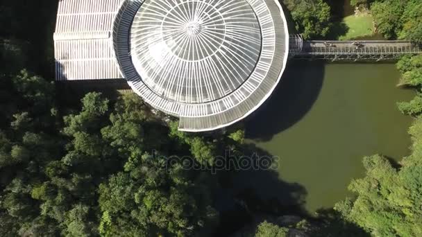 Vista aérea Opera de Arame, cultura e natureza no mesmo lugar, ponto turístico tradicional na cidade de Curitiba, estado do Paraná, Brasil, julho de 2017 . — Vídeo de Stock