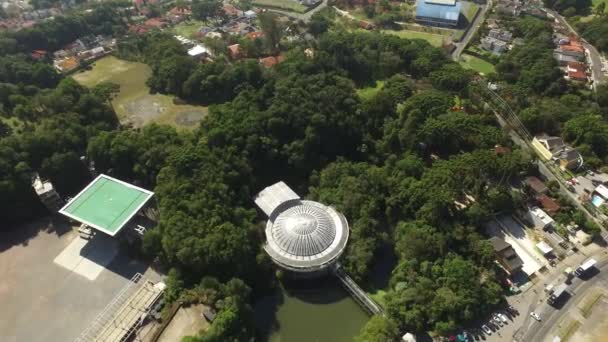 Vista aérea Opera de Arame, cultura e natureza no mesmo lugar, ponto turístico tradicional na cidade de Curitiba, estado do Paraná, Brasil, julho de 2017 . — Vídeo de Stock