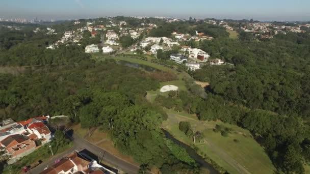 Вид с воздуха на общественный парк в Куритибе, Парана, Бразилия. Парк Тингуи. Июль, 2017 . — стоковое видео
