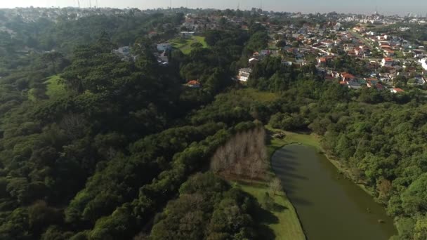 Parque público vista aérea em Curitiba, Paraná, Brasil. Parque Tingui. Julho, 2017 . — Vídeo de Stock