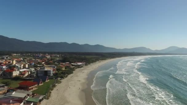 Vista aérea Playa de Barra da Lagoa en Florianopolis, Brasil. julio, 2017 . — Vídeo de stock