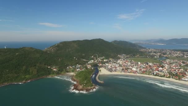 Vista aérea Playa de Barra da Lagoa en Florianopolis, Brasil. julio, 2017 . — Vídeos de Stock