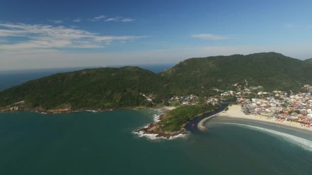 Luchtfoto Viewl Barra da Lagoa Beach in Florianopolis, Brazilië. Juli, 2017. — Stockvideo