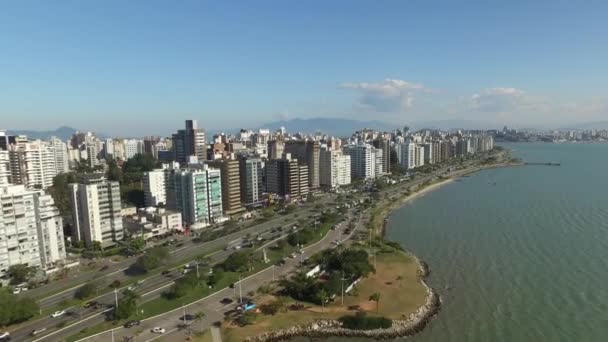 Beira-Mar Norte op het eiland Florianopolis, gebouwen, luchtfoto van de laan. Juli, 2017. — Stockvideo