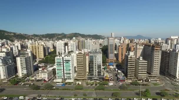 Beira-Mar Norte op het eiland Florianopolis, gebouwen, luchtfoto van de laan. Juli, 2017. — Stockvideo