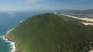 Havadan görünümü Costao santinho Beach Florianopolis, Brezilya için yapmak. Temmuz, 2017.