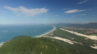 Havadan görünümü Costao santinho Beach Florianopolis, Brezilya için yapmak. Temmuz, 2017.