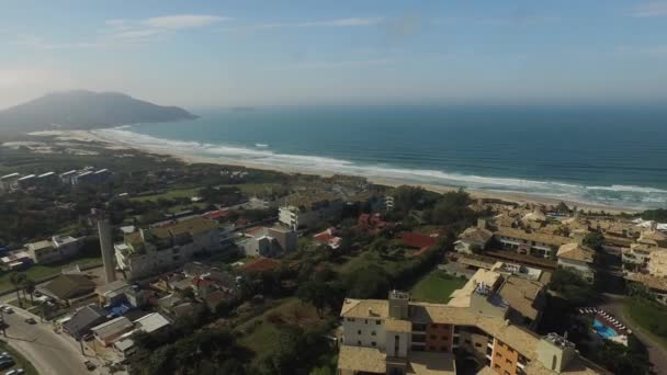 Letecký pohled na Costao do santinho Beach v Florianopolis, Brazílie. Července 2017. — Stock video