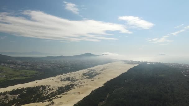 Widok z lotu ptaka Costao zrobić do santinho Beach w Florianopolis, Brazylia. Lipca 2017. — Wideo stockowe