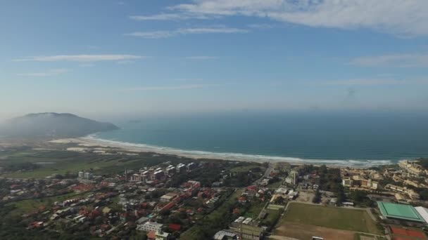 Havadan görünümü Costao santinho Beach Florianopolis, Brezilya için yapmak. Temmuz, 2017. — Stok video