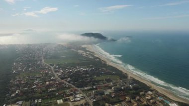 Havadan görünümü Costao santinho Beach Florianopolis, Brezilya için yapmak. Temmuz, 2017