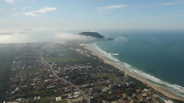 Luchtfoto Costao doen santinho Beach in Florianopolis, Brazilië. Juli, 2017 — Stockvideo