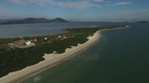 Vista aérea Praia Daniela, Florianópolis. Julho, 2017 — Vídeo de Stock