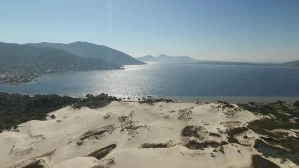 Dunas en la playa de Joaquina - Florianópolis - Santa Catarina - Brasil — Vídeos de Stock