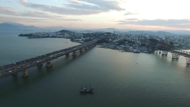 Vue aérienne Pont Pedro Ivo Campos, à Florianopolis, Brésil. juillet, 2017 . — Video