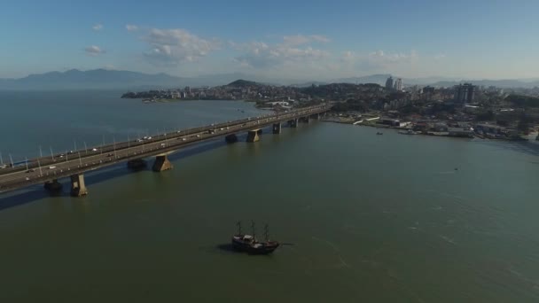 Luftaufnahme Pedro Ivo Campos Brücke, in florianopolis, Brasilien. Juli 2017. — Stockvideo