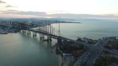 Florianopolis, Brezilya için The Hercilio Luz Bridge havadan görünümü. Temmuz, 2017. 