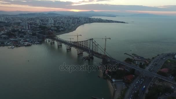 Вид с воздуха Мост Hercilio Luz, Флорианополис, Бразилия. Июль, 2017 . — стоковое видео