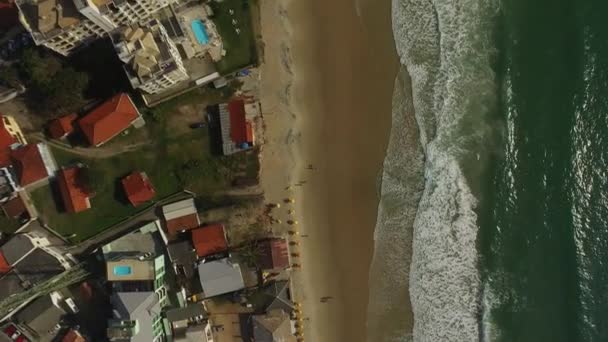 Luftaufnahme zeigt Strand, Florenz, Brasilien. Juli 2017 — Stockvideo