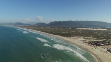 Florianopolis, Brezilya Joaquina Beach havadan görünümü. Temmuz, 2017.