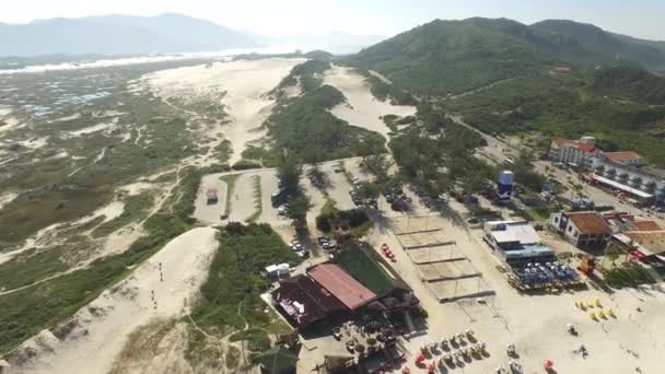 Vista aérea Playa Joaquina en Florianopolis, Brasil. julio, 2017 . — Vídeo de stock