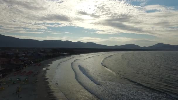 Florianopolis, Brezilya Joaquina Beach havadan görünümü. Temmuz, 2017. — Stok video