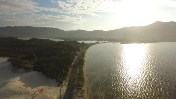 Florianopolis, Brezilya Joaquina Beach havadan görünümü. Temmuz, 2017. — Stok video