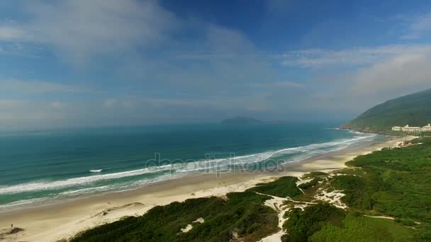 FLORIANOPOLIS, Santa CATARINA Adaları, BRAZIL - Costao do Santinho Beach Florianopolis, Santa Catarina. Temmuz 2017 — Stok video