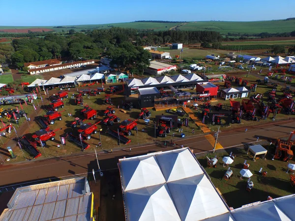 Sao Paulo, Brezilya - 1 Mayıs 2017: Agrishow, 24 Uluslararası Ticaret Fuarı, tarım teknolojisi Ribeirao Preto yer alarak, havadan görünümü.