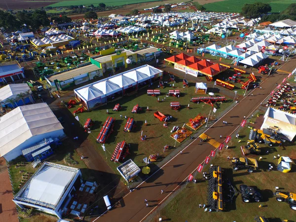 Sao Paulo, Brezilya - 1 Mayıs 2017: Agrishow, 24 Uluslararası Ticaret Fuarı, tarım teknolojisi Ribeirao Preto yer alarak, havadan görünümü.