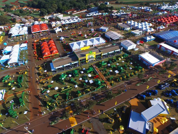 Sao Paulo, Brezilya - 1 Mayıs 2017: Agrishow, 24 Uluslararası Ticaret Fuarı, tarım teknolojisi Ribeirao Preto yer alarak, havadan görünümü.