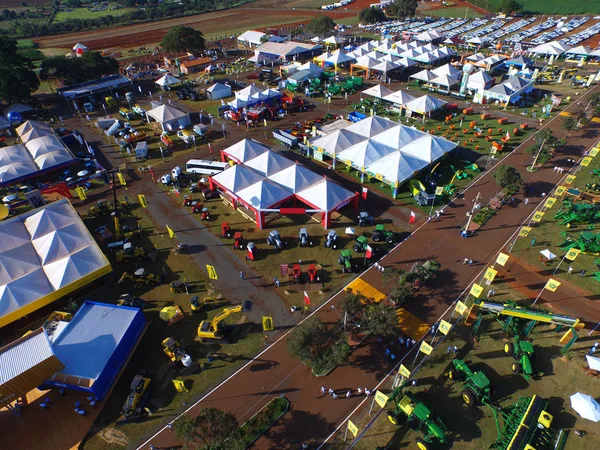 Sao Paulo, Brezilya - 1 Mayıs 2017: Agrishow, 24 Uluslararası Ticaret Fuarı, tarım teknolojisi Ribeirao Preto yer alarak, havadan görünümü.
