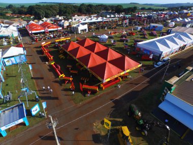 Sao Paulo, Brezilya - 1 Mayıs 2017: Agrishow, 24 Uluslararası Ticaret Fuarı, tarım teknolojisi Ribeirao Preto yer alarak, havadan görünümü.