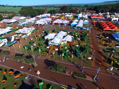Sao Paulo, Brezilya - 1 Mayıs 2017: Agrishow, 24 Uluslararası Ticaret Fuarı, tarım teknolojisi Ribeirao Preto yer alarak, havadan görünümü.