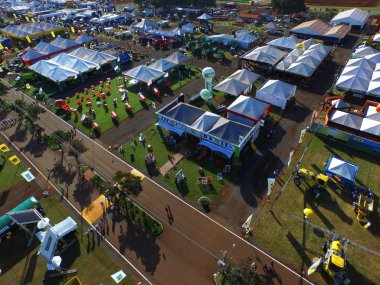 Sao Paulo, Brezilya - 1 Mayıs 2017: Agrishow, 24 Uluslararası Ticaret Fuarı, tarım teknolojisi Ribeirao Preto yer alarak, havadan görünümü.