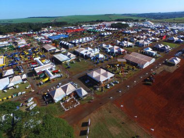 Sao Paulo, Brezilya - 1 Mayıs 2017: Agrishow, 24 Uluslararası Ticaret Fuarı, tarım teknolojisi Ribeirao Preto yer alarak, havadan görünümü.