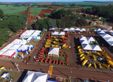 Sao Paulo, Brezilya - 1 Mayıs 2017: Agrishow, 24 Uluslararası Ticaret Fuarı, tarım teknolojisi Ribeirao Preto yer alarak, havadan görünümü.
