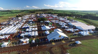 Sao Paulo, Brezilya - 1 Mayıs 2017: Agrishow, 24 Uluslararası Ticaret Fuarı, tarım teknolojisi Ribeirao Preto yer alarak, havadan görünümü.