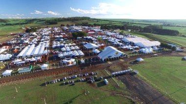 Sao Paulo, Brezilya - 1 Mayıs 2017: Agrishow, 24 Uluslararası Ticaret Fuarı, tarım teknolojisi Ribeirao Preto yer alarak, havadan görünümü.