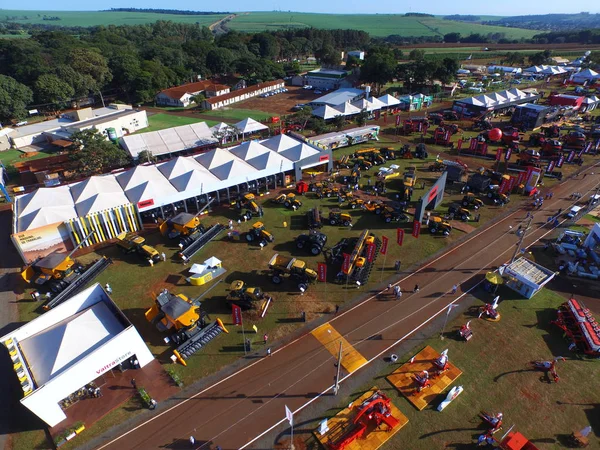 Sao Paulo, Brezilya - 1 Mayıs 2017: Agrishow, 24 Uluslararası Ticaret Fuarı, tarım teknolojisi Ribeirao Preto yer alarak, havadan görünümü.