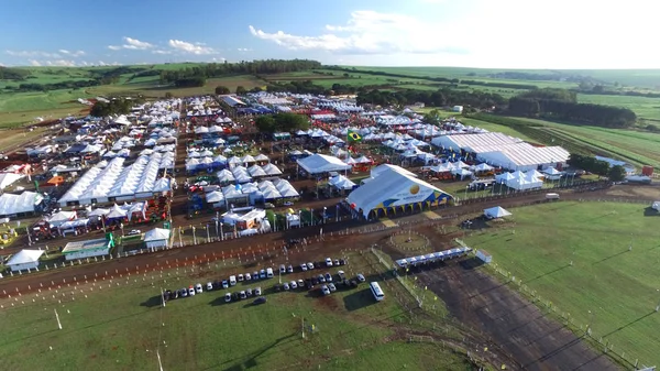 Sao Paulo, Brezilya - 1 Mayıs 2017: Agrishow, 24 Uluslararası Ticaret Fuarı, tarım teknolojisi Ribeirao Preto yer alarak, havadan görünümü.