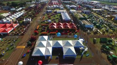 Sao Paulo, Brezilya - 1 Mayıs 2017: Agrishow, 24 Uluslararası Ticaret Fuarı, tarım teknolojisi Ribeirao Preto yer alarak, havadan görünümü.