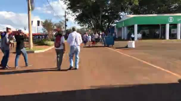 Sao Paulo, Brazilië - 1 mei 2017: Time Lapse van Agrishow, 24e International Trade Fair van agrarische technologie nemen plaats in Ribeirao Preto. — Stockvideo