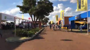 Sao Paulo, Brezilya - 1 Mayıs 2017: Zaman atlamalı, Agrishow, 24 Uluslararası Ticaret Fuarı, tarım teknolojisi Ribeirao Preto yer alarak. 