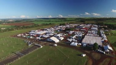 Sao Paulo, Brezilya - 1 Mayıs 2017: Agrishow, 24 Uluslararası Ticaret Fuarı, tarım teknolojisi Ribeirao Preto yer alarak, havadan görünümü.