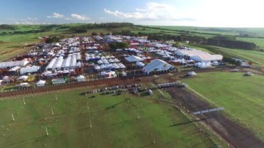 Sao Paulo, Brezilya - 1 Mayıs 2017: Agrishow, 24 Uluslararası Ticaret Fuarı, tarım teknolojisi Ribeirao Preto yer alarak, havadan görünümü.